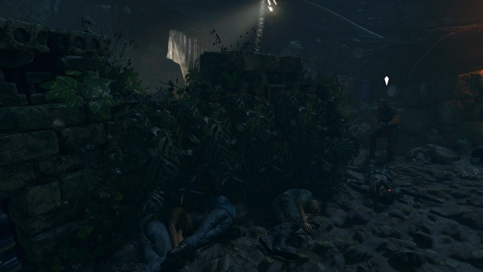 Mit Schlammtarnung ist Lara in der Rankenwand nur schwer zu entdecken.